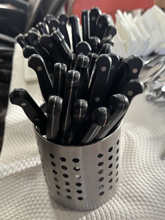 Faca preta com serrilha