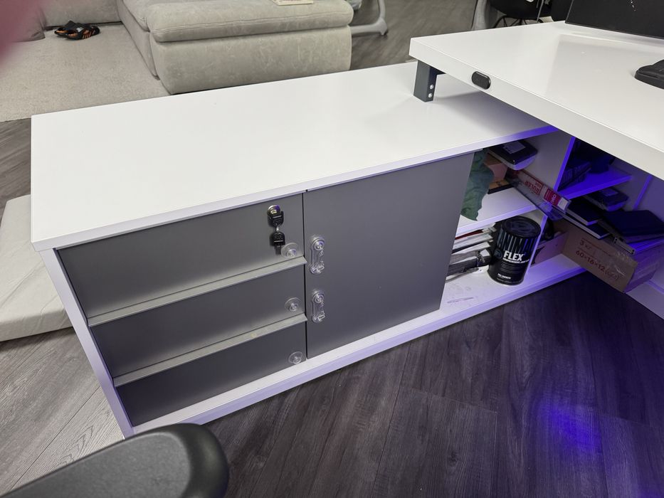 Стіл для роботи, ігор або навчання. Дуже якісний.