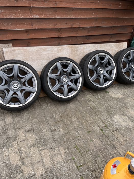 Bentley oryginalne skrecane felgi z oponami 245/35/20