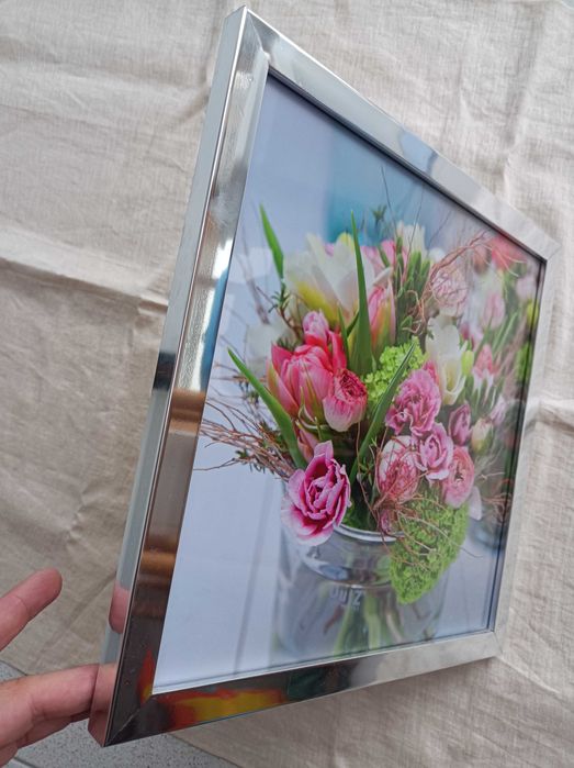 Quadro prateado com motivo floral