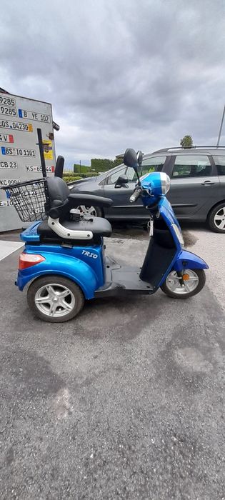 Skuter elektryczny trzykołowy