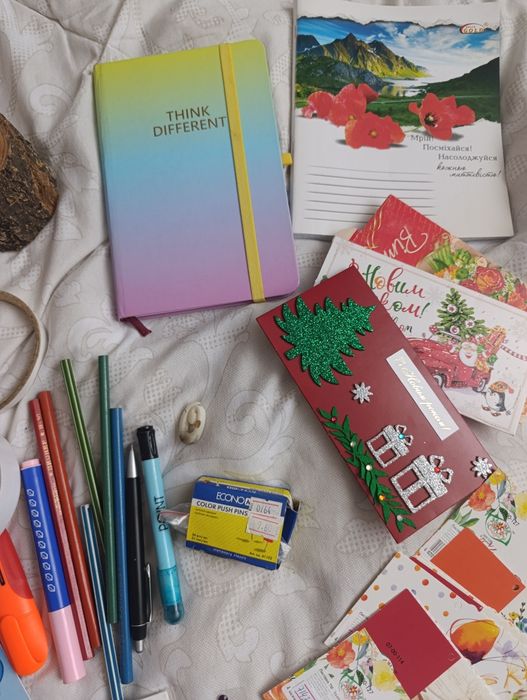 Віддам пакунок канцтоварів