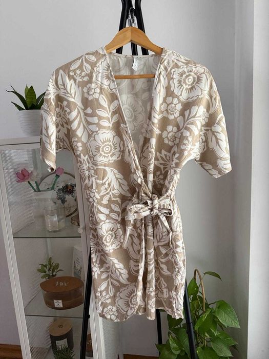 Beżowy kombinezon floral print optyka lnu