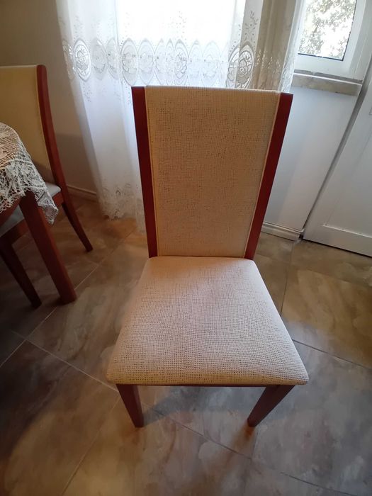 Mesa extensível e quatro cadeiras dm ótimo estado.