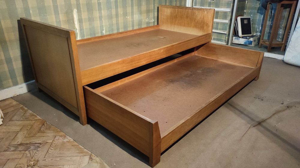 Cama de solteiro vintage com gaveta