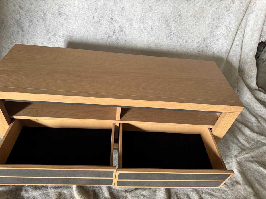 Movel de tv em madeira clara e com gavetas detalhadas