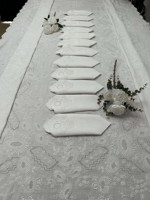 Toalha de Mesa Antiga, Bordada à Mão, em Linho, da Ilha da Madeira - com 12 Guardanapos