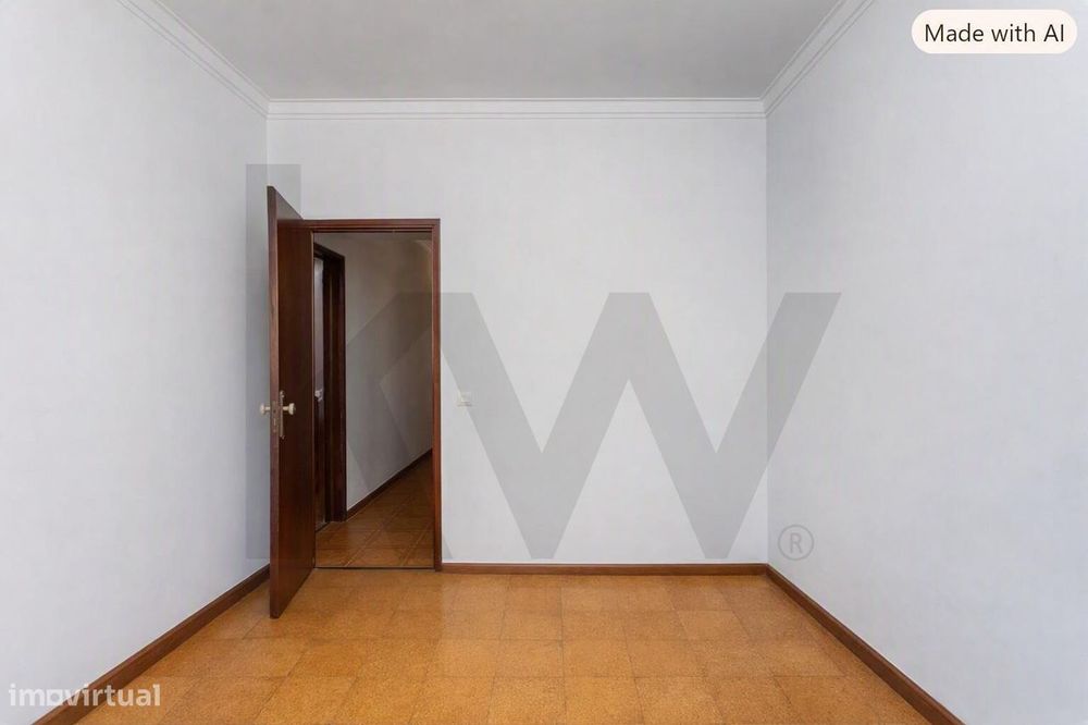 Apartamento T4 transformado em T3 na Amora