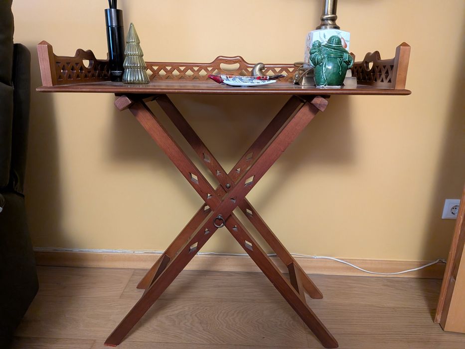 Mesa-tabuleiro em cerejeira com embutidos em trabalhados