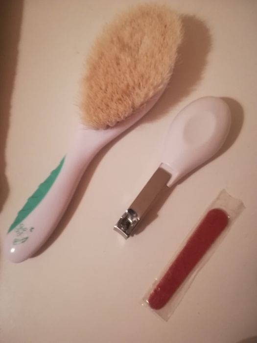 Conjunto com estojo: escova macia, corta unhas e lima para bebé NOVO
