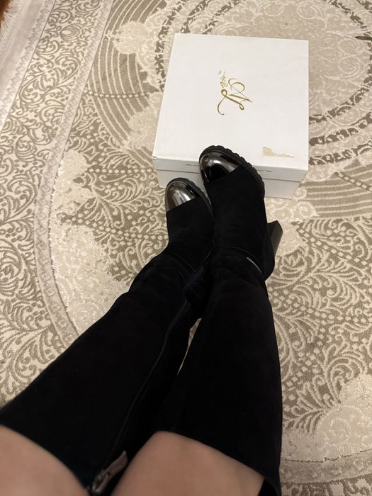 Продам замшевые сапожки Anna Lucci, черного цвета.