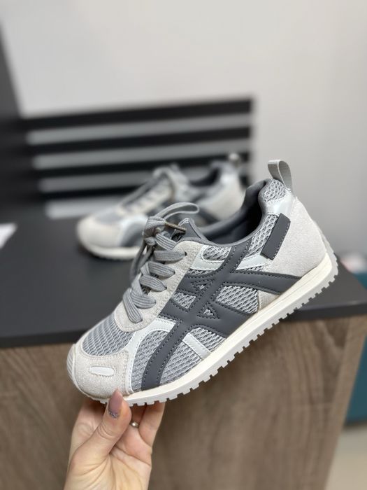 Кросівки жіночі натуральні червоного кольору