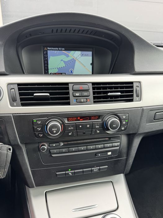 BMW 318i Sedan Navi