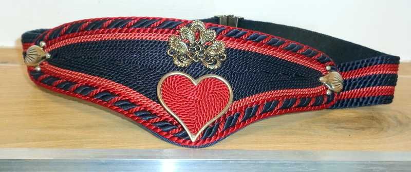 Pasek ozdoba z serduszkiem.