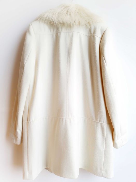 Casaco de senhora branco com gola de pêlo muito elegante