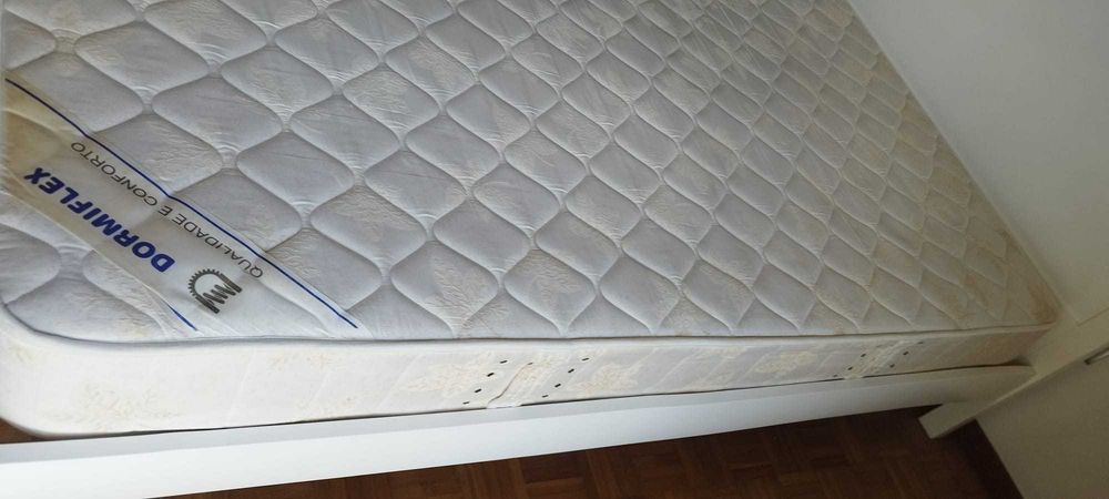 Cama de solteiro branca lacada mate + colchão