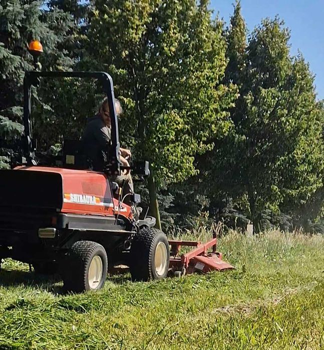 Koszenie traw , farm fotovoltaicznych
