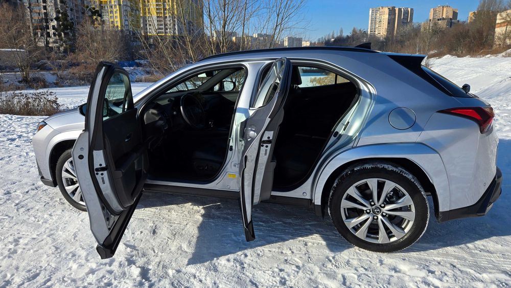 Lexus UX 250h AWD F Sport Design 2023 Гибрид пробег 7800км