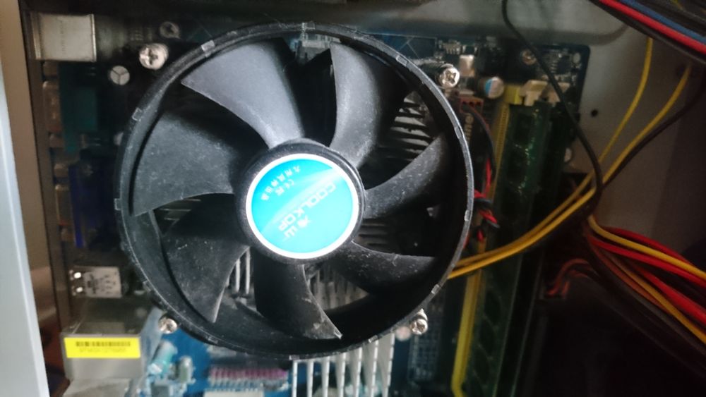 Компъютер и монитор.