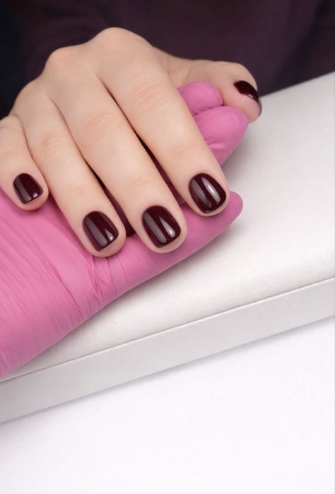 Stylizacja  paznokci bez kosztów - modelka