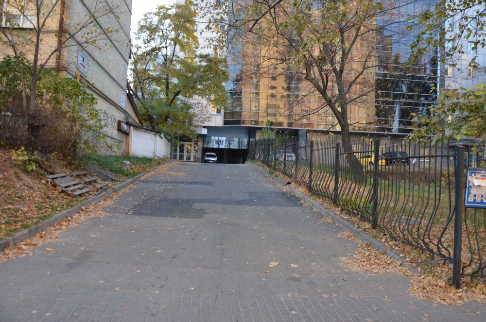 Продам паркомісце - гараж у підземному паркінгу на Чорновола 26А