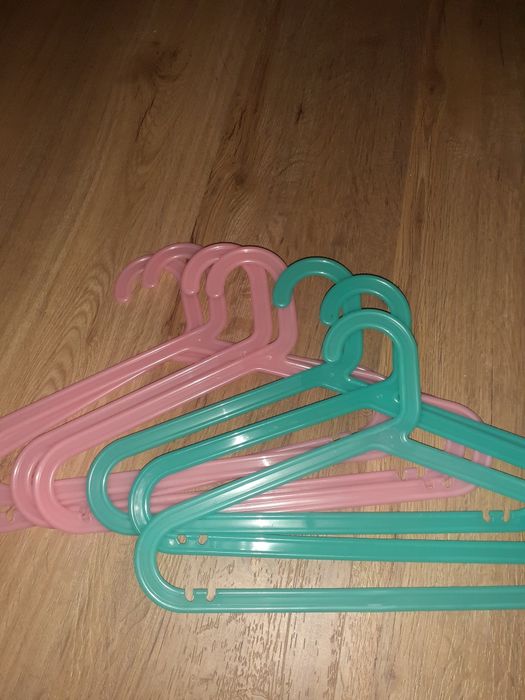 Cabides de crianças rosa e verde. Ikea