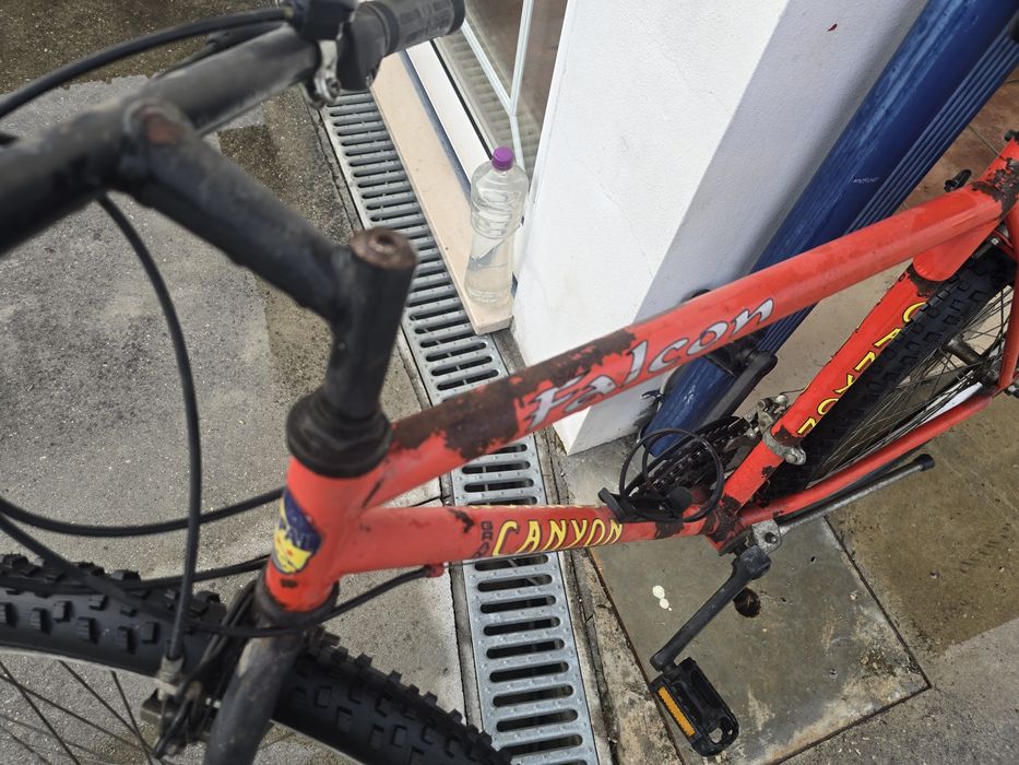 Bicicleta usada vermelha