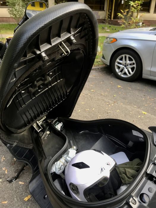 Suzuki Burgman  200 куб. см,  мощностью 18.5 л.с.