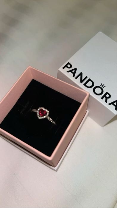 Колечкa  Pandora; в наявності всі розміри