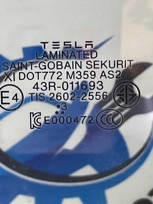 Скло дверей перед прав Стекло двери передней правой Tesla Model 3 подв