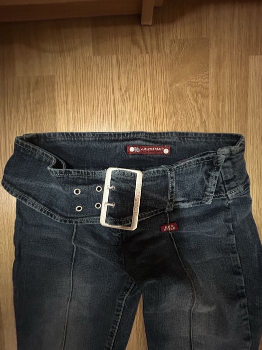 Джинси bootcut з широким ремнем