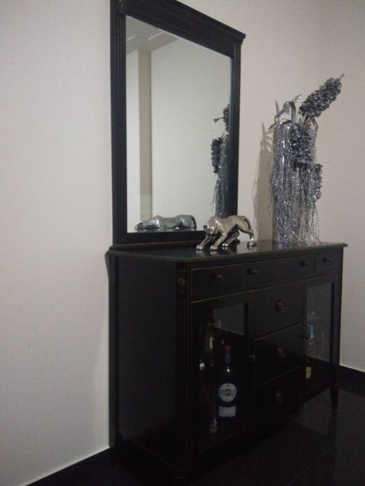 Móvel de sala com espelho