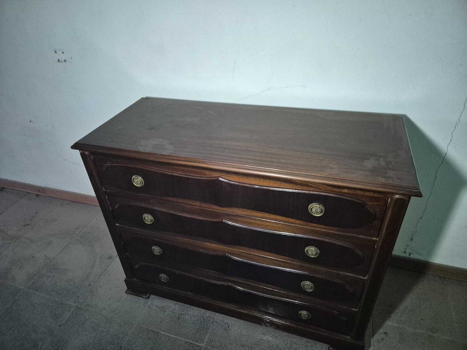 Cómoda antiga em madeira maciça