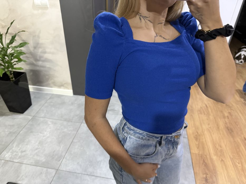 Niebieska bluzka na krótki rękaw bufiaste rękawy