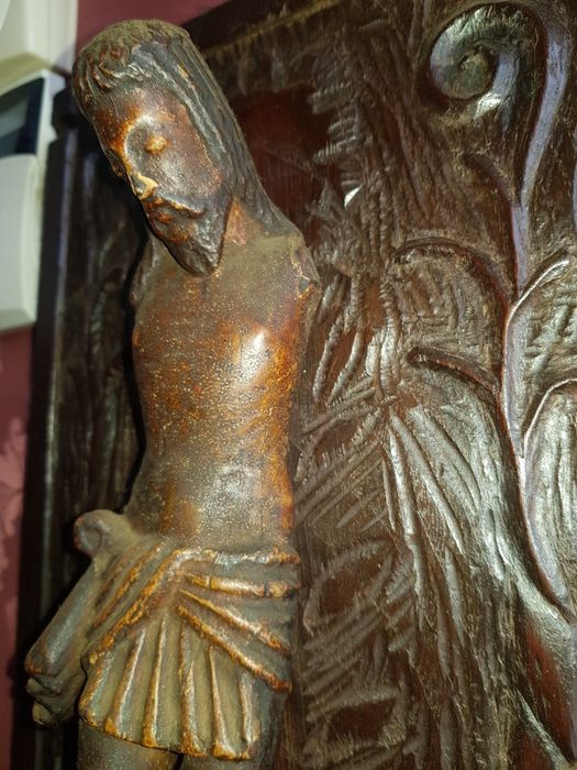 Cristo antigo em madeira em retábulo