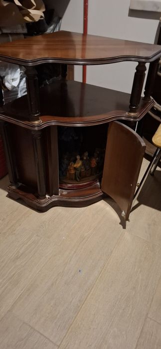 Móveis de apoio em madeira