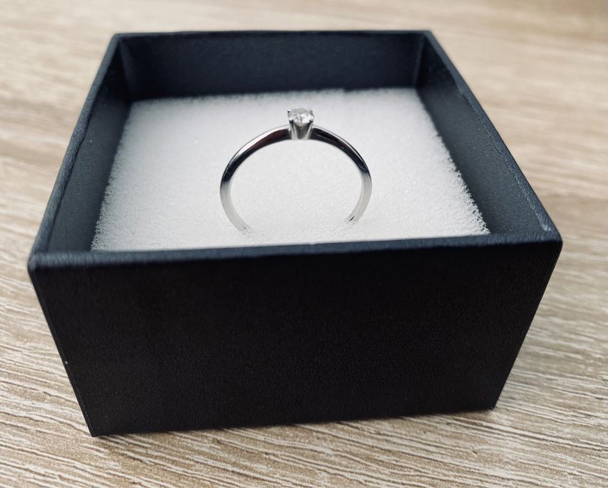 Заручальна КАБЛУЧКА з білого золота З ДІАМАНТОМ (АРТ. К341155015Б)