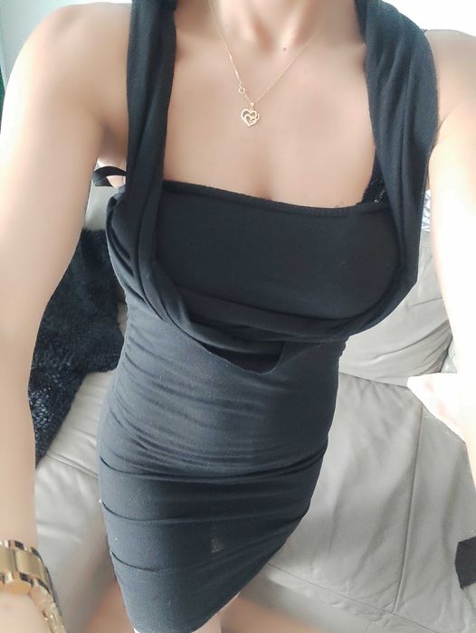 Czarna sukienka rózne wiązania