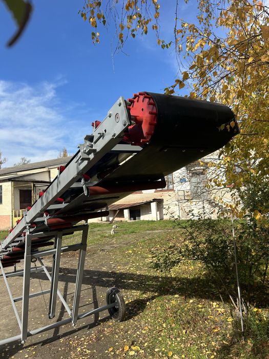 Пересувний стрічковий конвеєр для завантаження мішків у автотранспорт