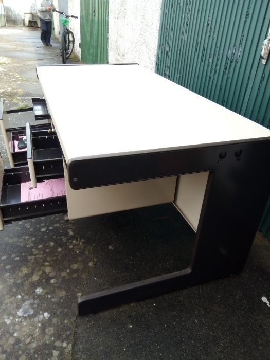 Secretária de escritório em metal.