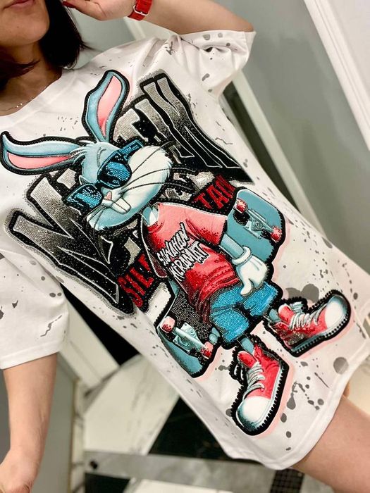 Яскрава Футболка оверсайз з мішком, зі стразами