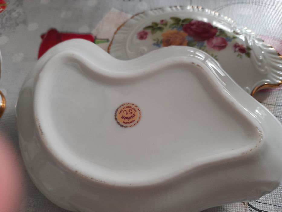 2 jarras,uma moldura  e um guarda jóias em porcelana