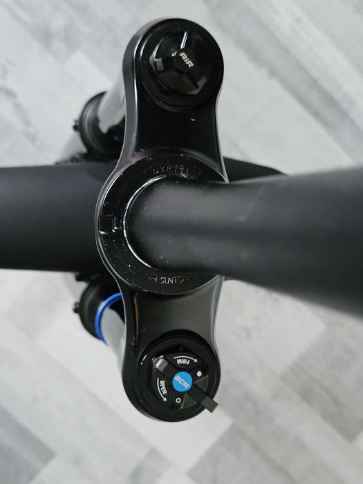 Amortyzator SR Suntour Aion 38 Air skok 170mm błotnik 29" blokada na g