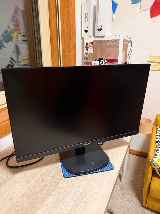 Monitor Philips com cabo USB-C