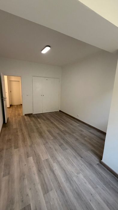 Arrenda-se apartamento totalmente remodelado – Vista Mar | Terraço Privado