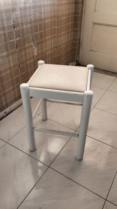 3 Cadeiras e 1 banco em madeira lacada a branco