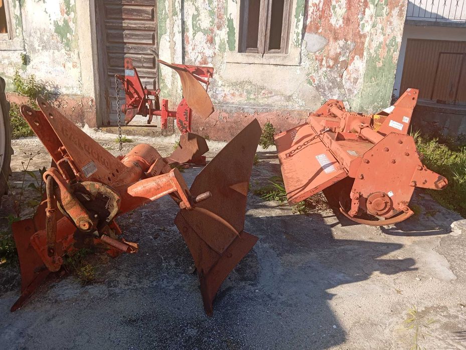 Vende-se trator perfeitamente funcional para desocupar. Por favor ler o texto