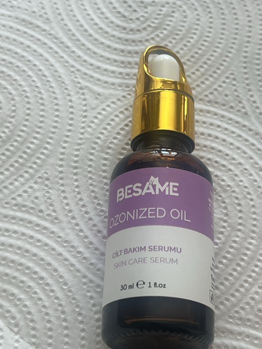 serum do pielęgnacji skóry Besame Ozonized Oil o pojemności 30 ml.