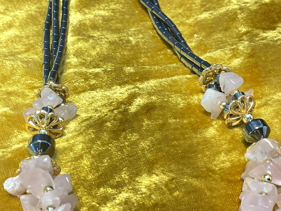 Colar pedras rosa e pretas 52 cm