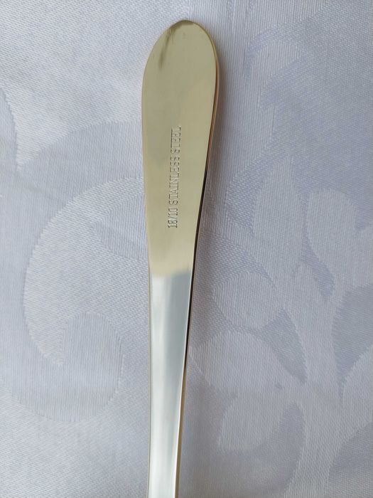 Faqueiro de 113 peças banhado a ouro.